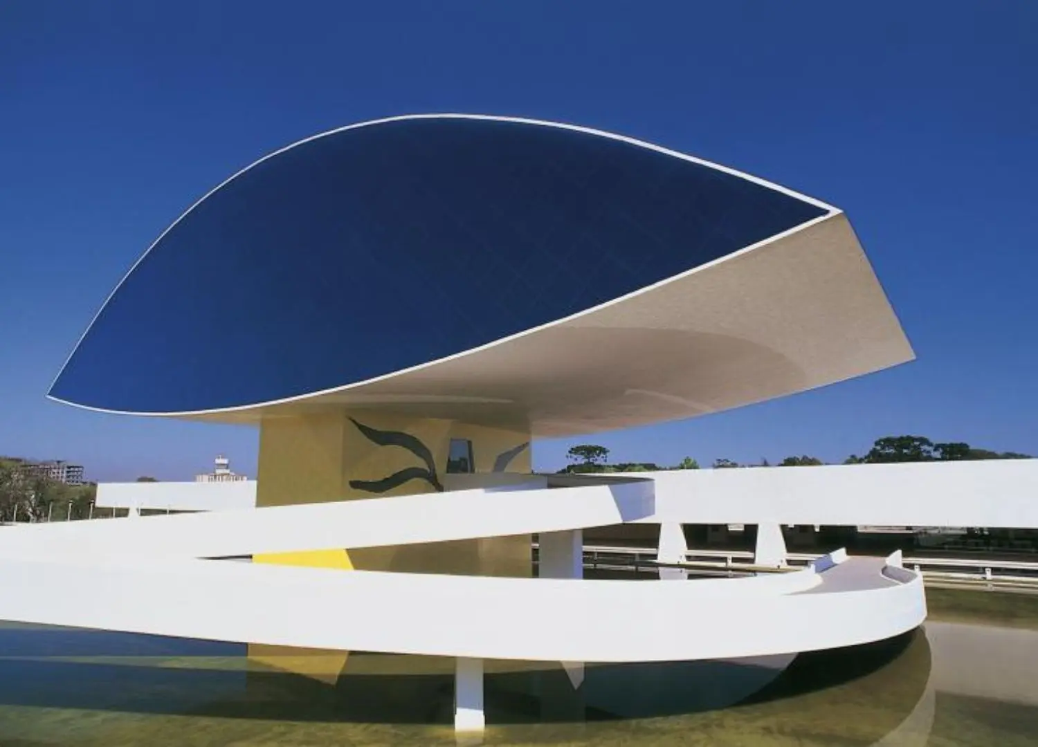 Oscar Niemeyer: Sculptor of monuments : DesignWanted