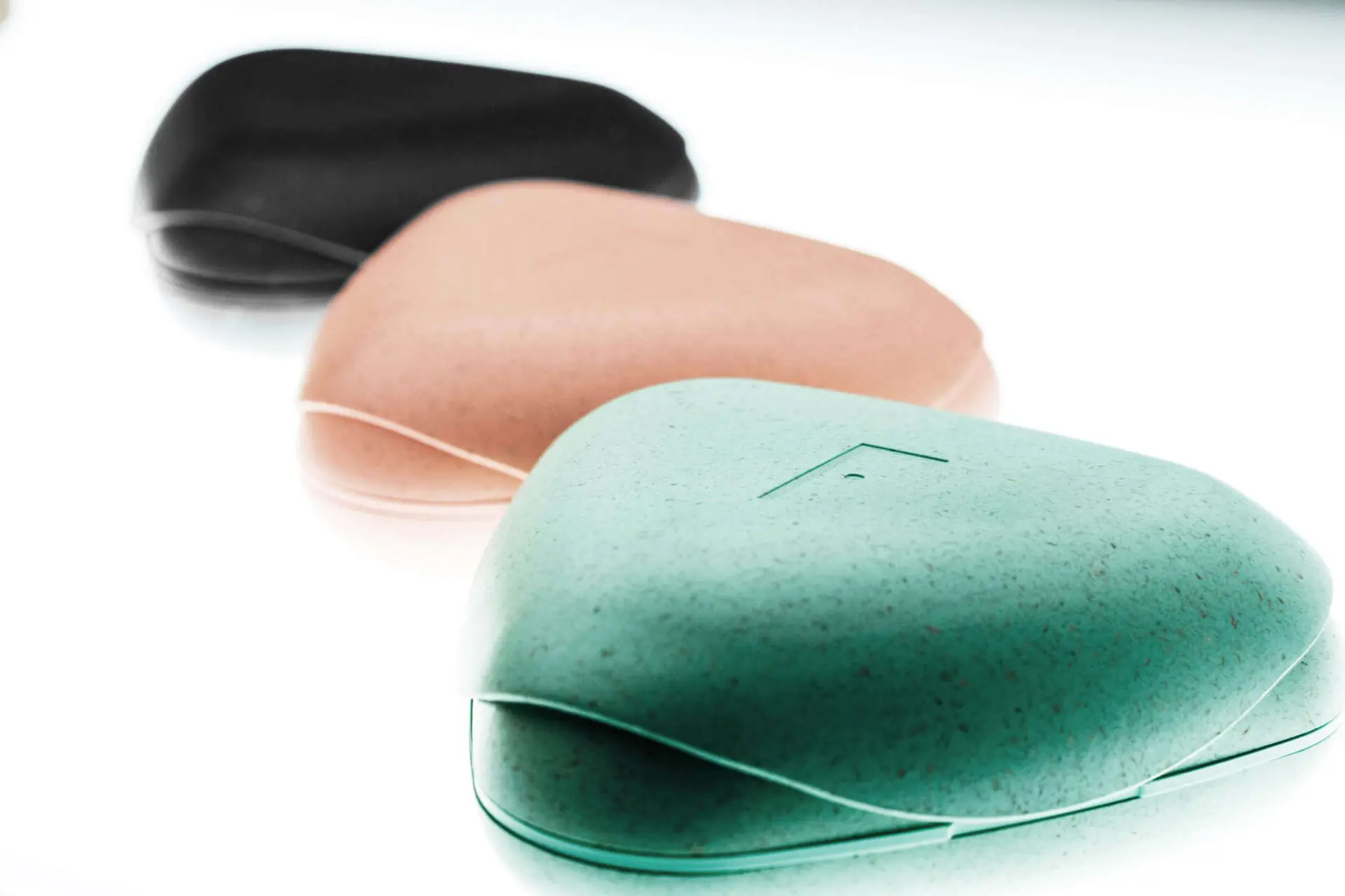 F SolidPod, a unique gel and shampoo applicator made from recycled elements 