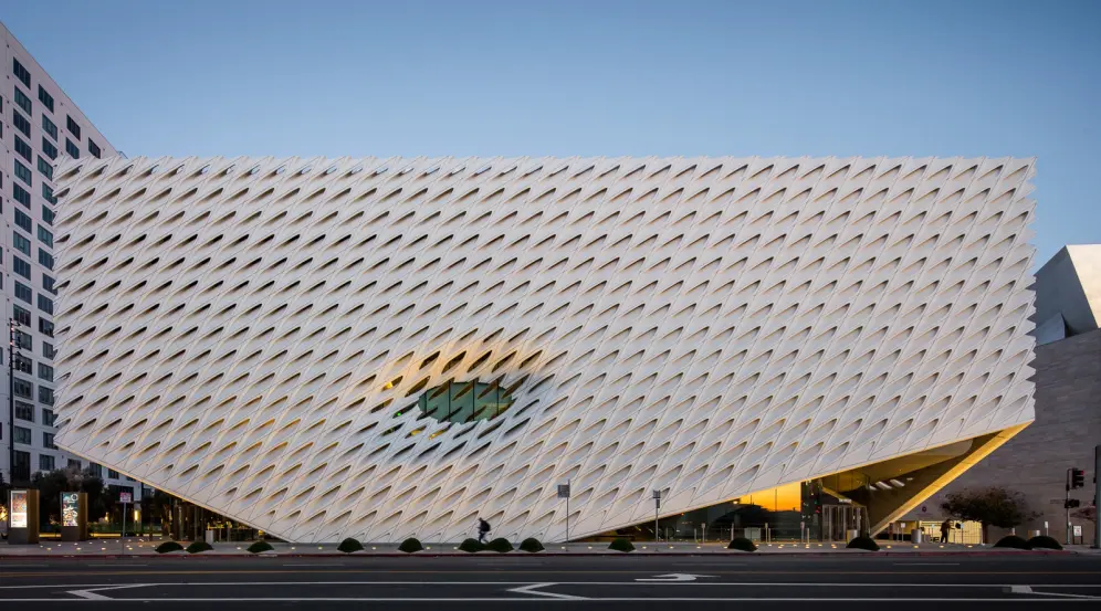 Broad museum with its parallelograms concrete facades