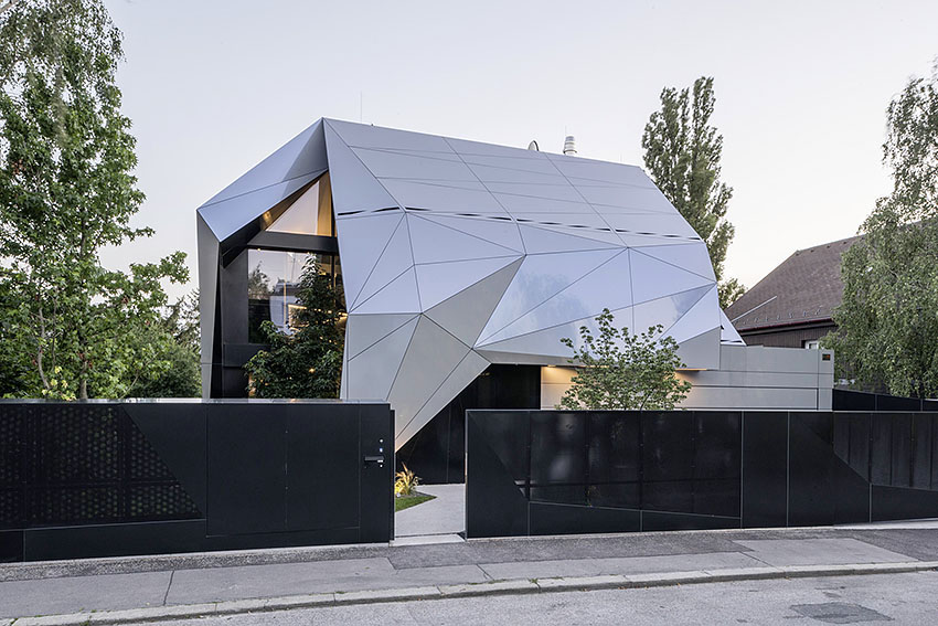 CoMED house: a private residence with angles that resemble those of the Alps