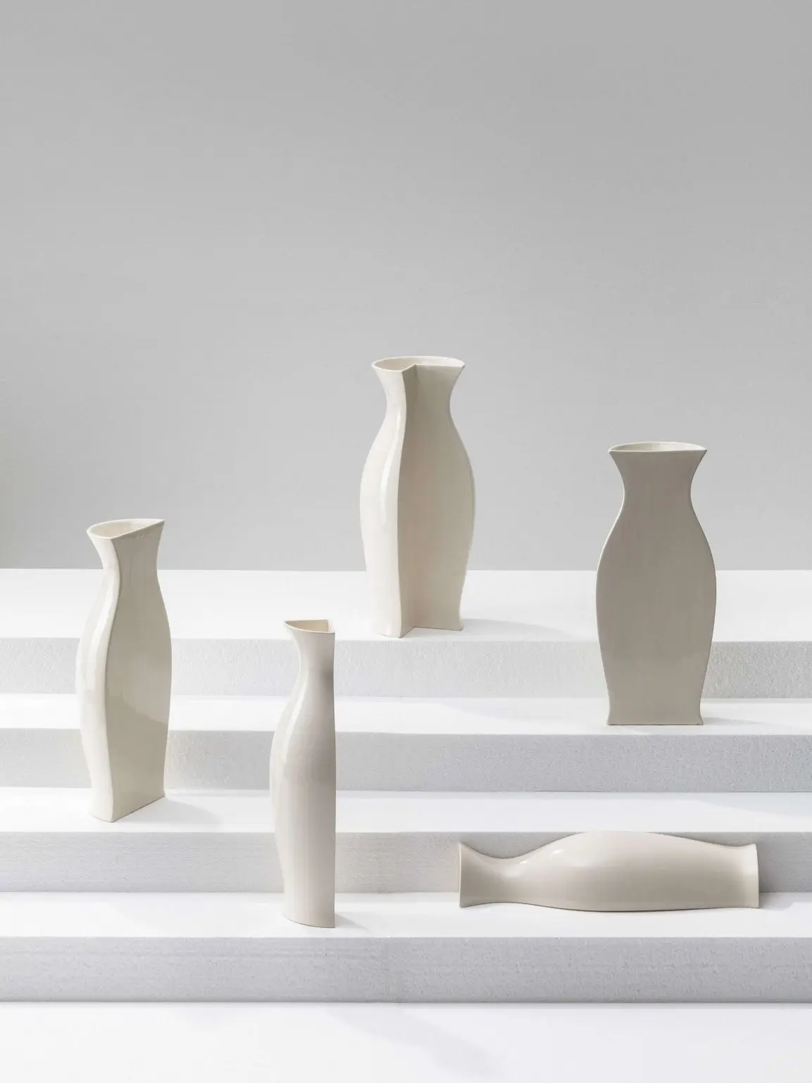 lemens Schillinger - Vases for corners - Leonhard Hilzensauer