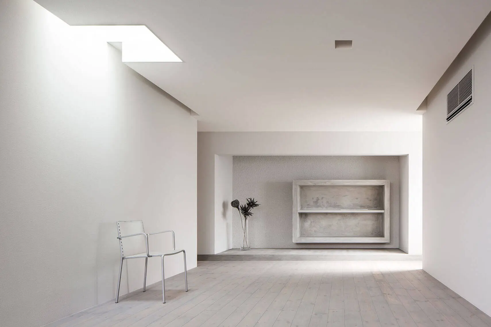 Form Kimura - Framing House minimalist interior