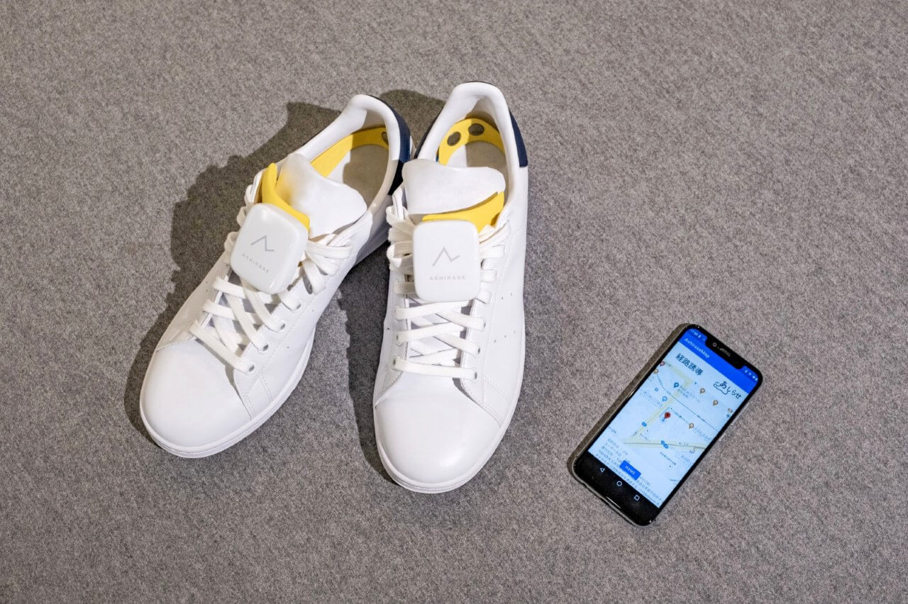 In-shoe GPS - shoes and smartphone