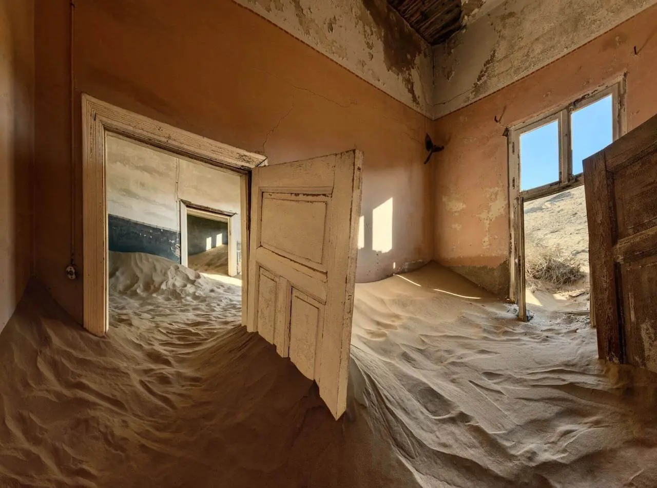 Kolmanskop Namibia - 10 abandoned places and the ruins of modern architecture
