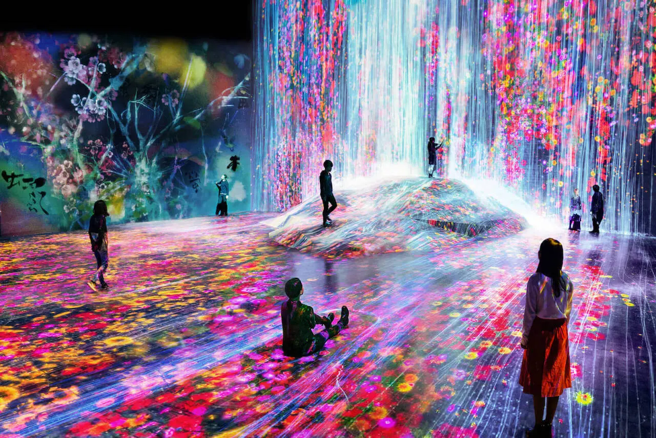 teamLab - Universe of Water Particles on a Rock where People Gather