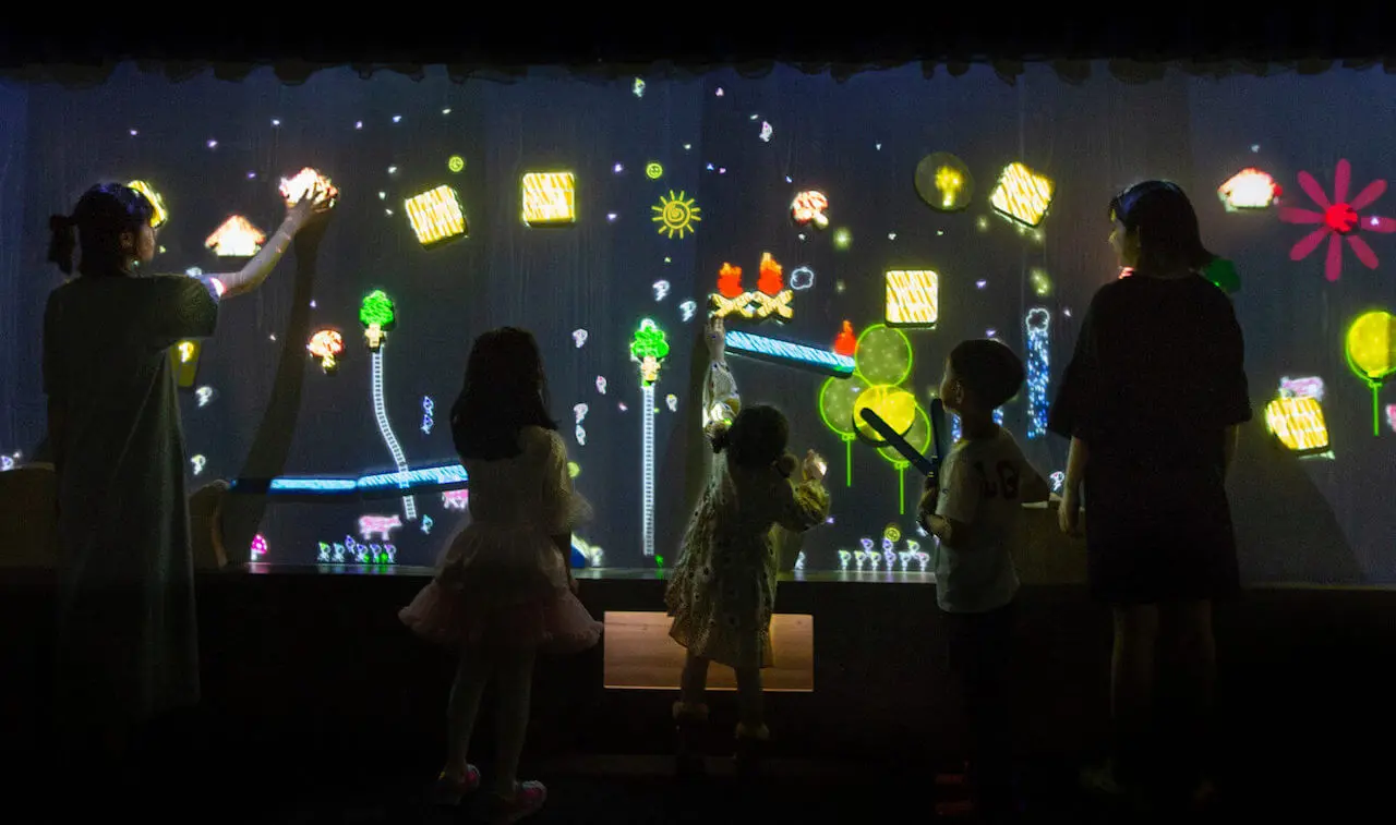 teamLab - A Musical Wall where Little People Live