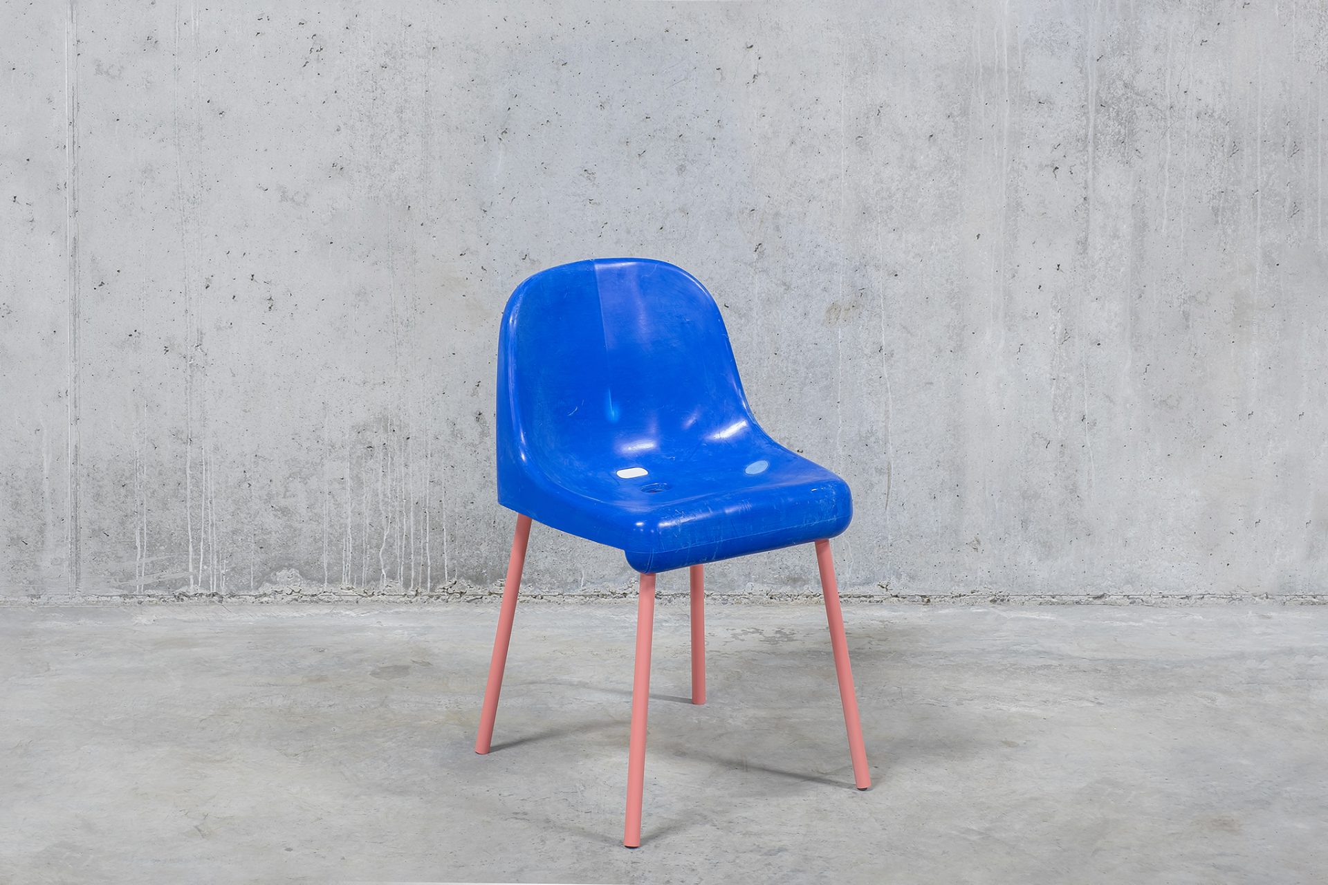 Atelier Tobia Zambotti - small blue seating and pink structure