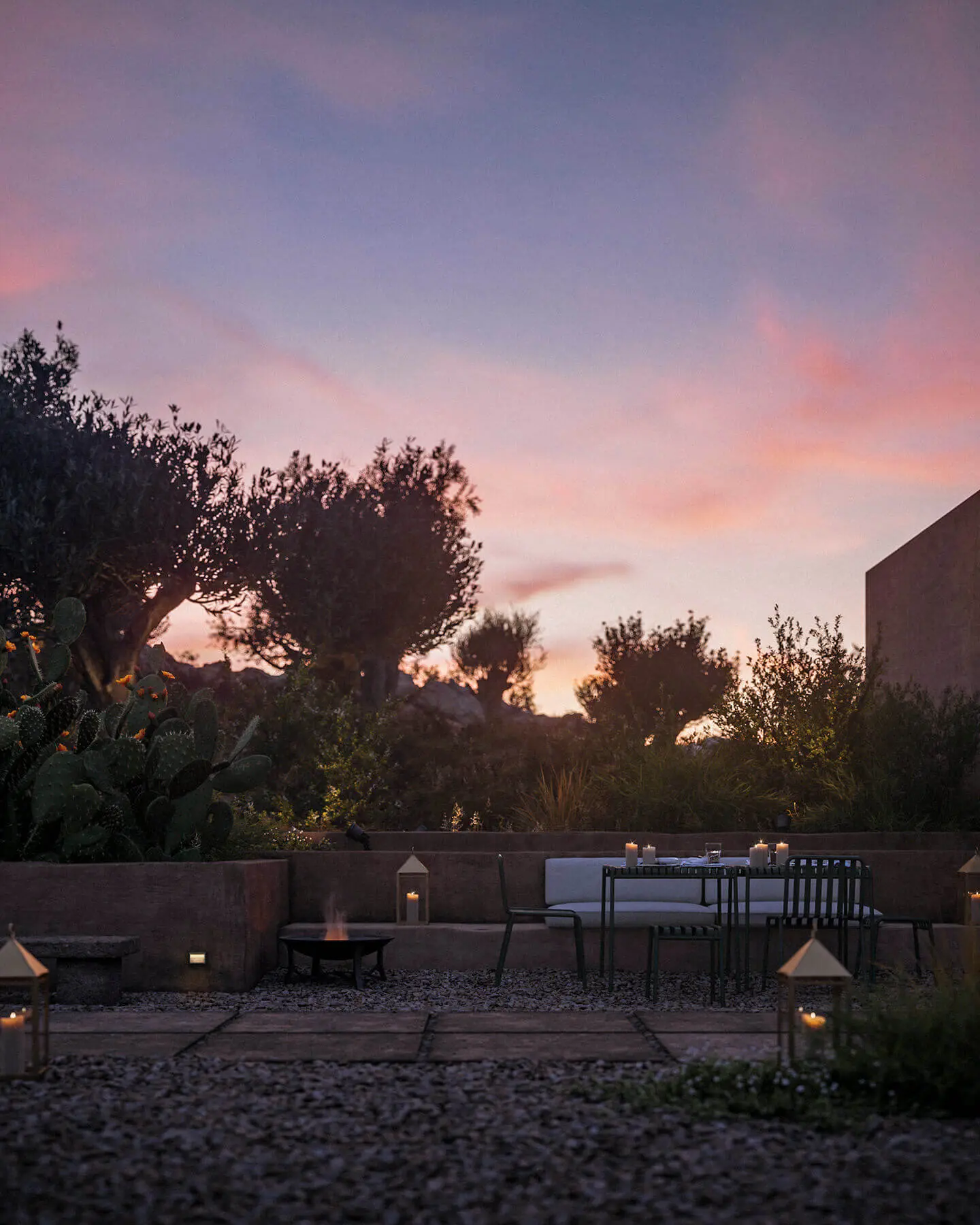 Villa Chams - patio at night