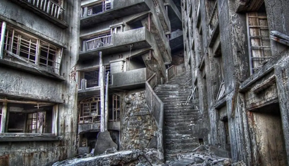 Hashima Island - 10 abandoned places and the ruins of modern architecture