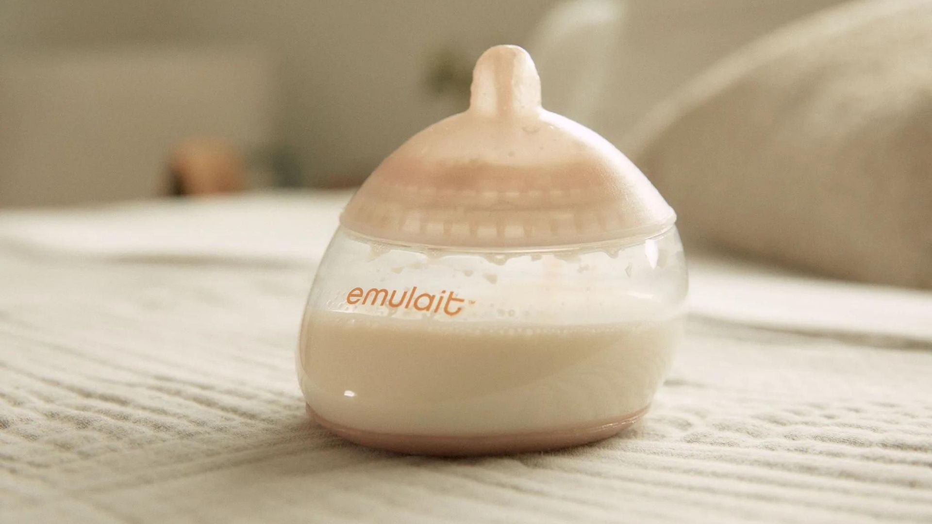 Emulait bottle revolutionizes baby feeding : DesignWanted