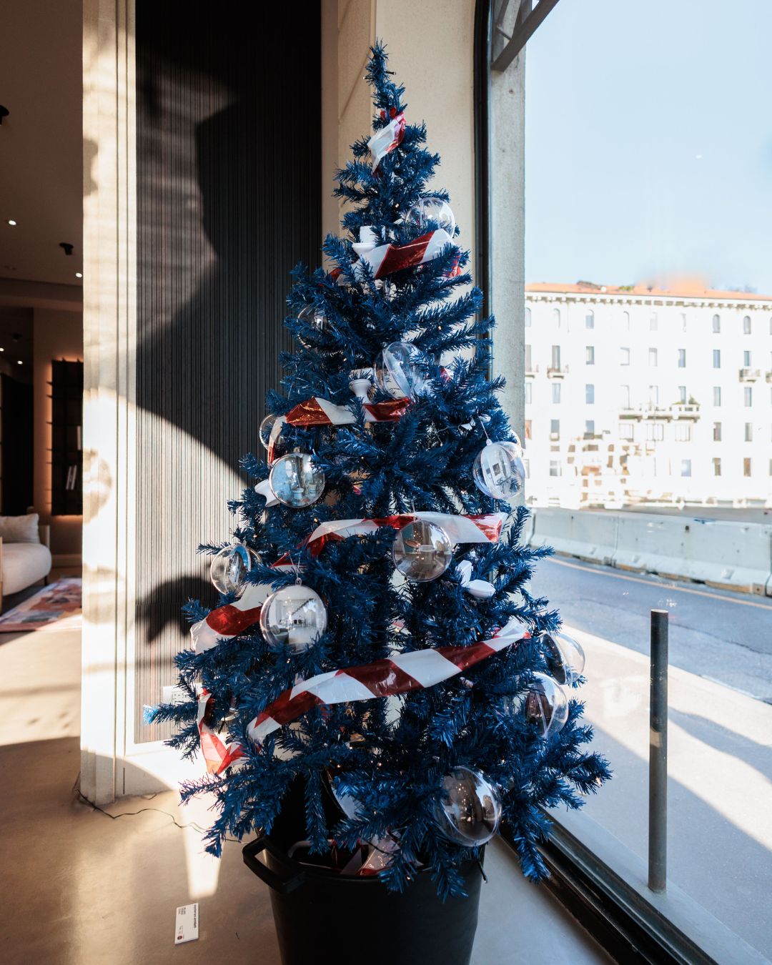 Christmas tree by Enzo Ferrara Architetti_ Mo.1950 showroom _ MilanoDesignXmas 2024 by TOWANT