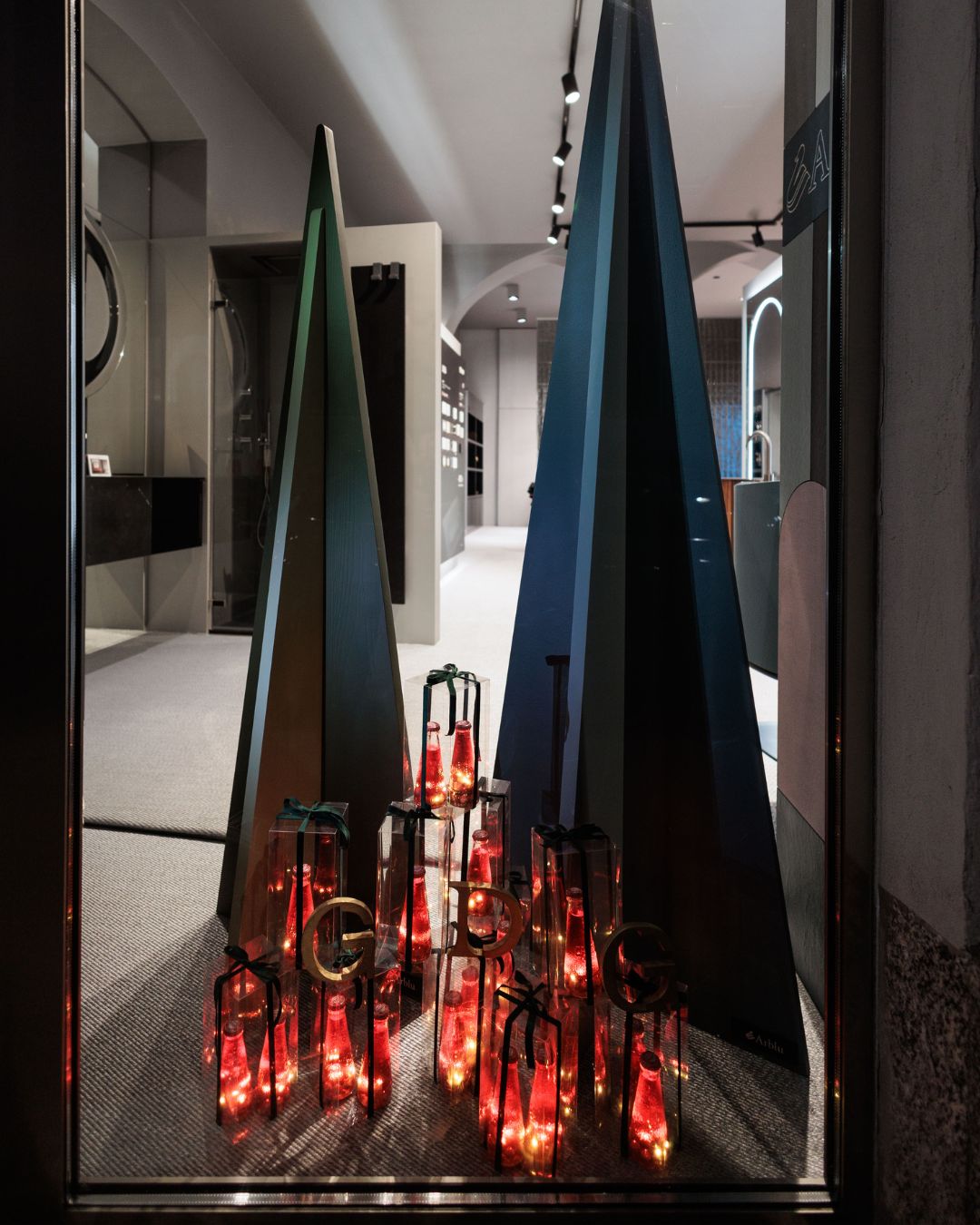 Christmas tree by GDG Design _ Insula delle Rose showroom _ MilanoDesignXmas 2024 by TOWANT