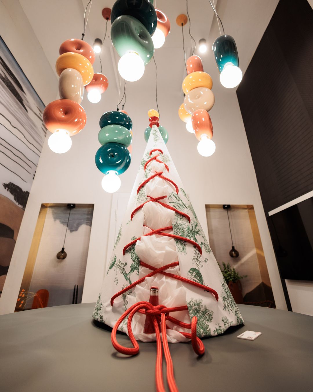 Christmas tree by Plan Studio _ Le Stanze showroom _ MilanoDesignXmas 2024 by TOWANT