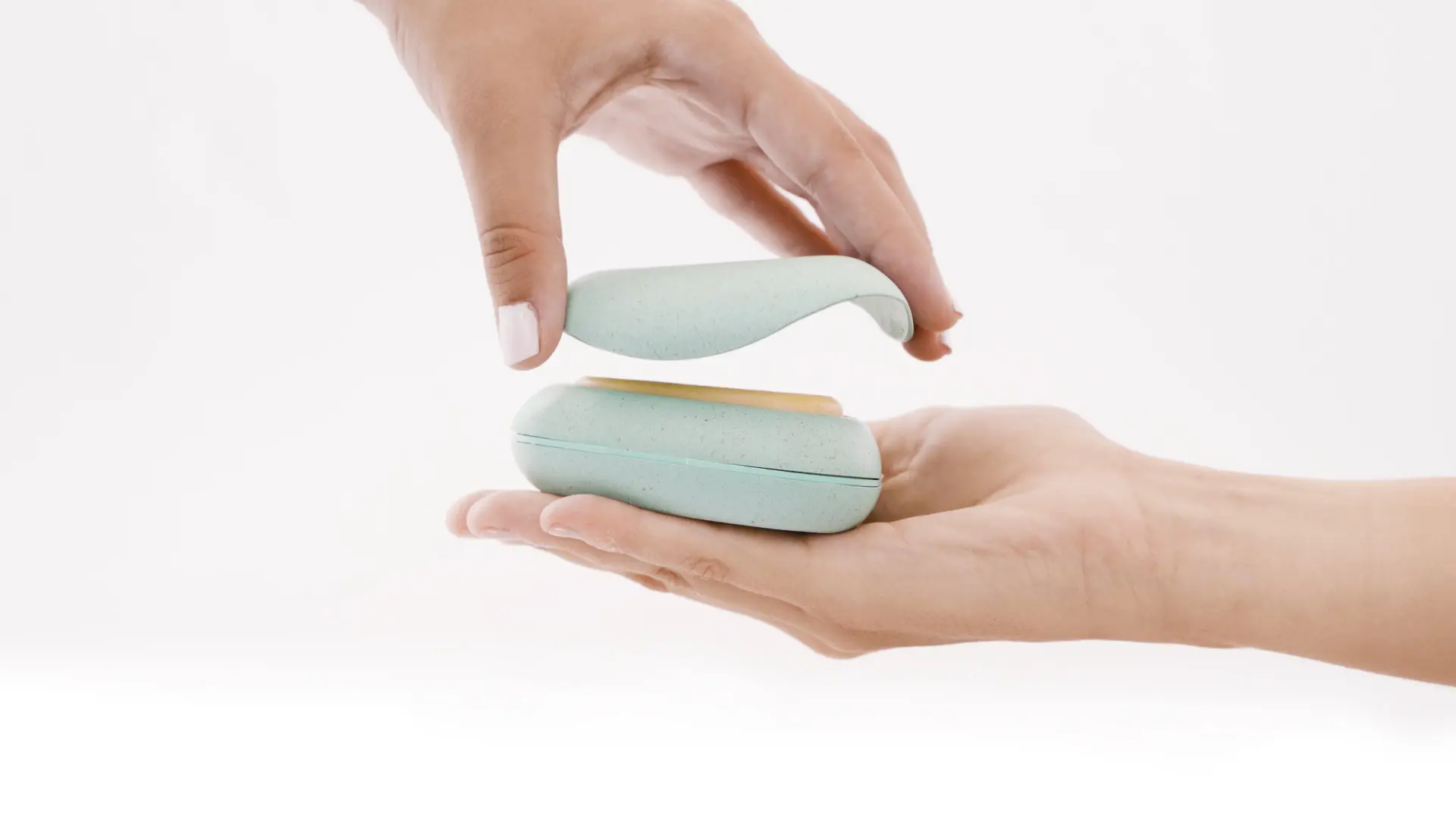 SolidPod unique gel and shampoo applicator made from recycled elements