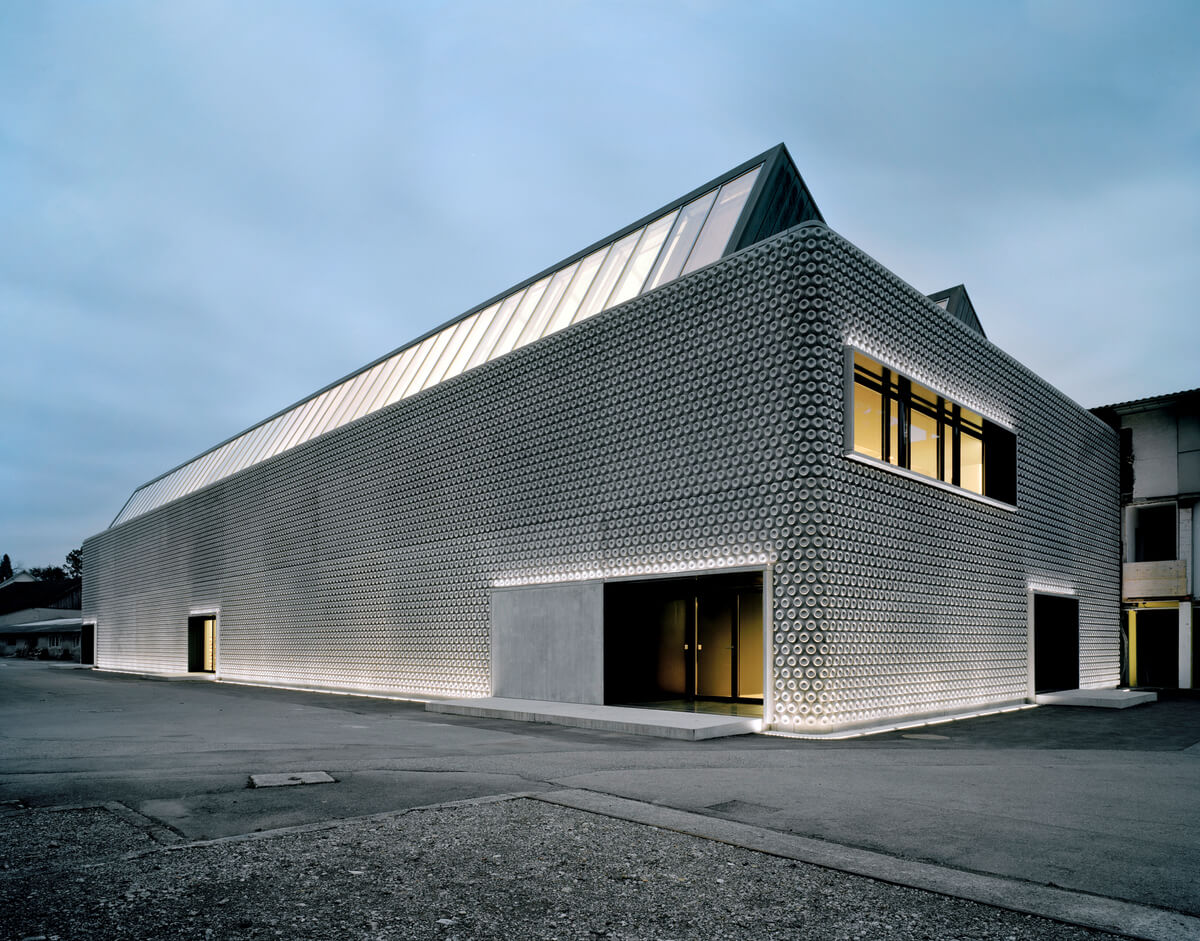 The Noppenhalle Gallery with its highlighted concrete facades with a linear lighting