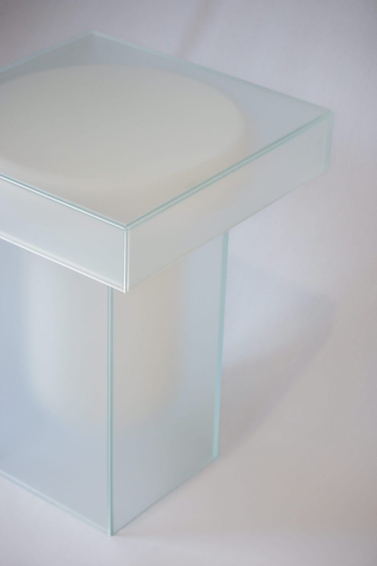 CONTAINA - visisble table-within-a-white table