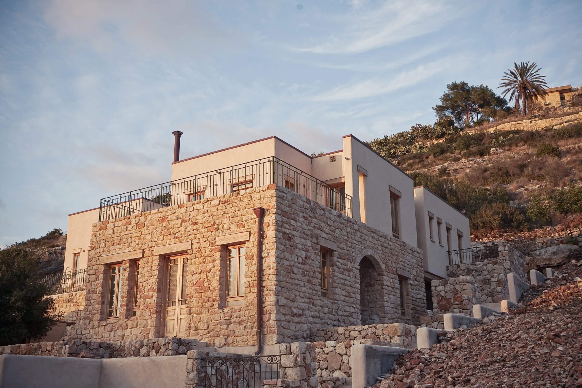Hemp-made walls of Ein Hod ecological house blends with the environment