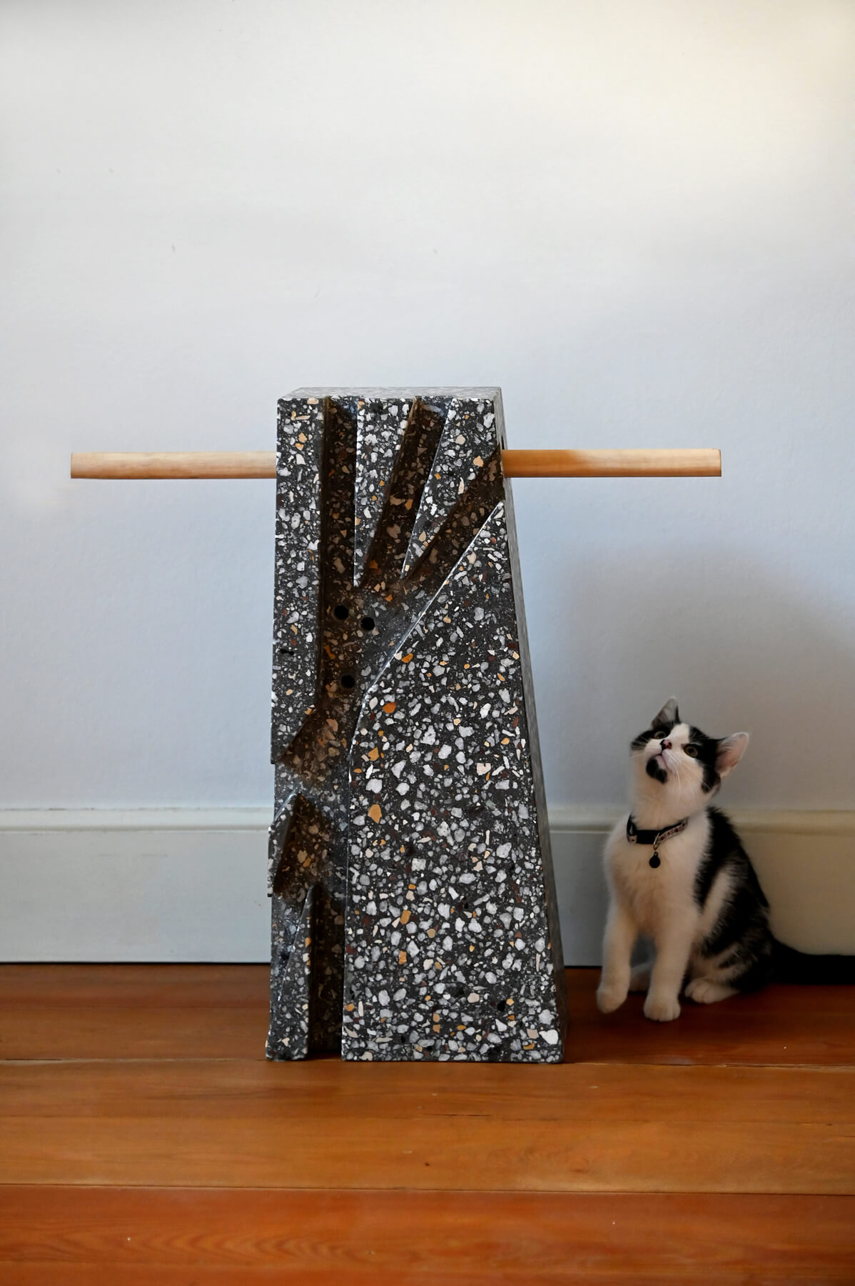 Line Balance floor lamp - size with a kitten