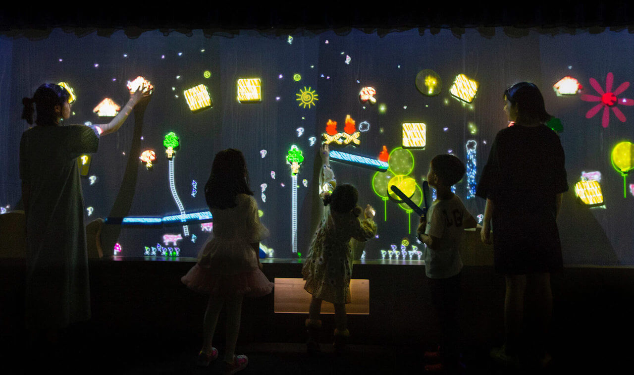teamLab - A Musical Wall where Little People Live