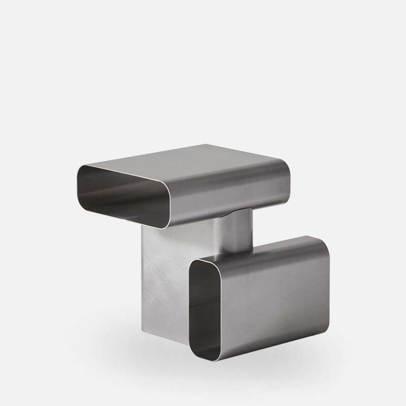 Cassina’s initial brief was about a side table. Soft Corners then became a sculptural system of 4 pieces. Ph Luca Merli