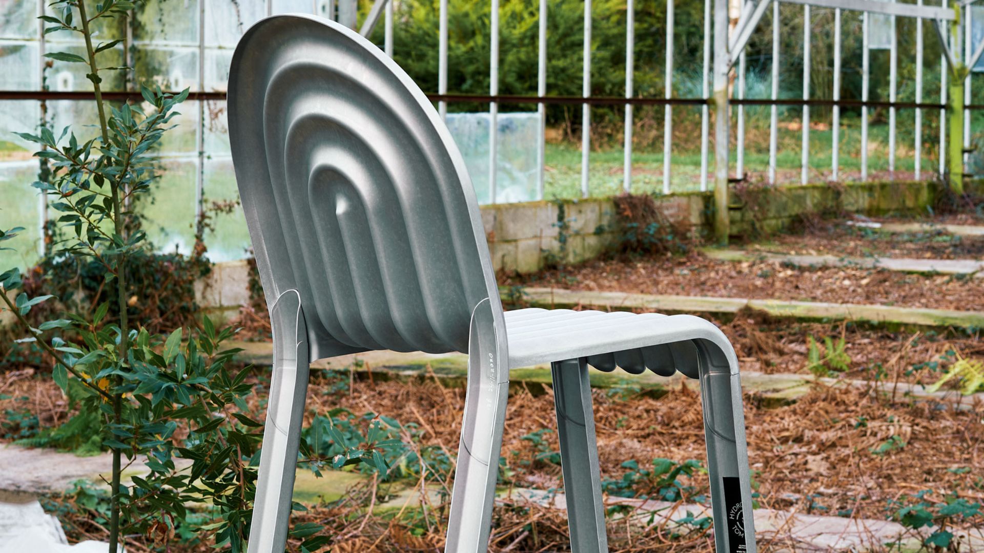 Shaping a chair from a super thin aluminum sheet _ Tom Dixon _ DWProfessional