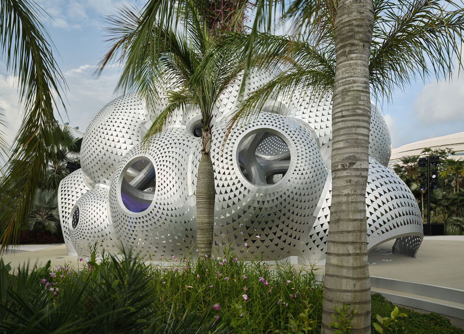 The inflated domes provide the largest volume possible, using the least amount of surface while constraining their radius to sustain horizontal wind loads. - © Marc Fornes / THEVERYMANY