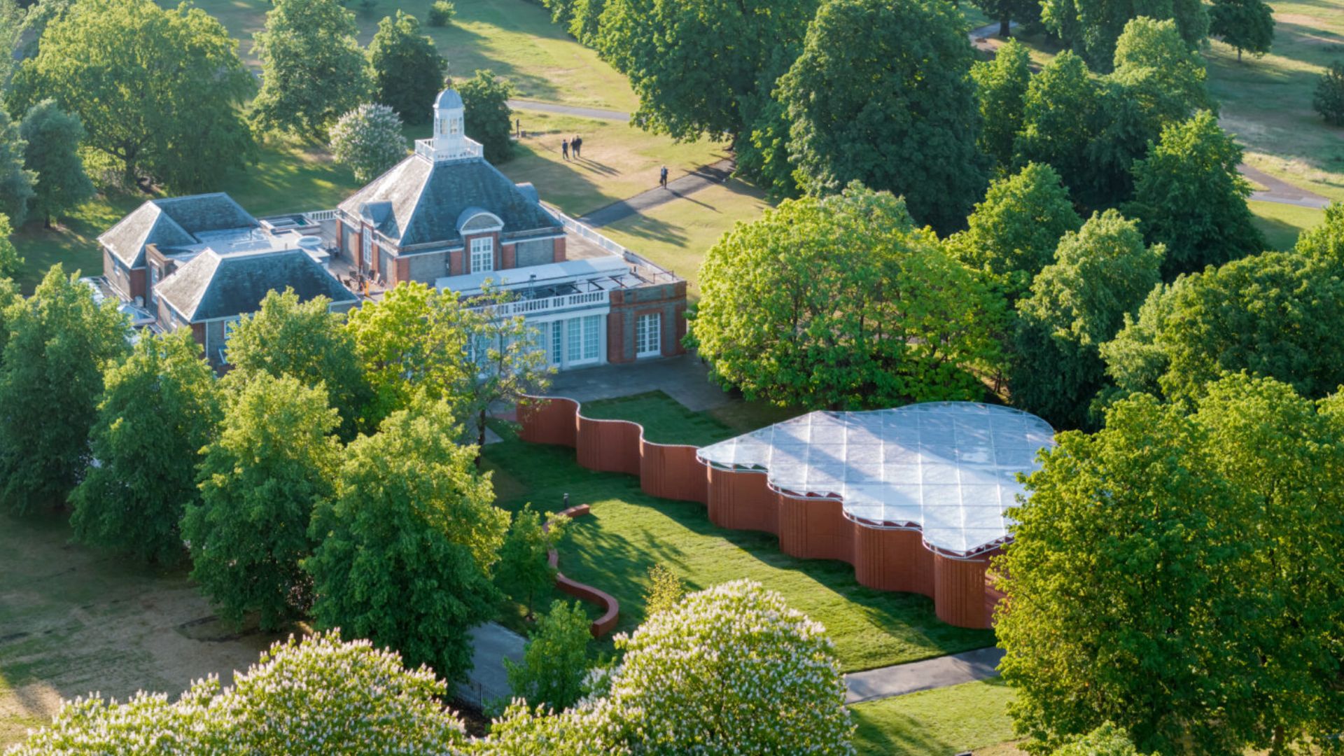 Serpentine Pavilion 2026 a serpentine, designed by Isabel Abascal and Alessandro Arienzo, LANZA atelier. Exterior view © LANZA atelier, Photo Iwan Baan, Courtesy Serpentine